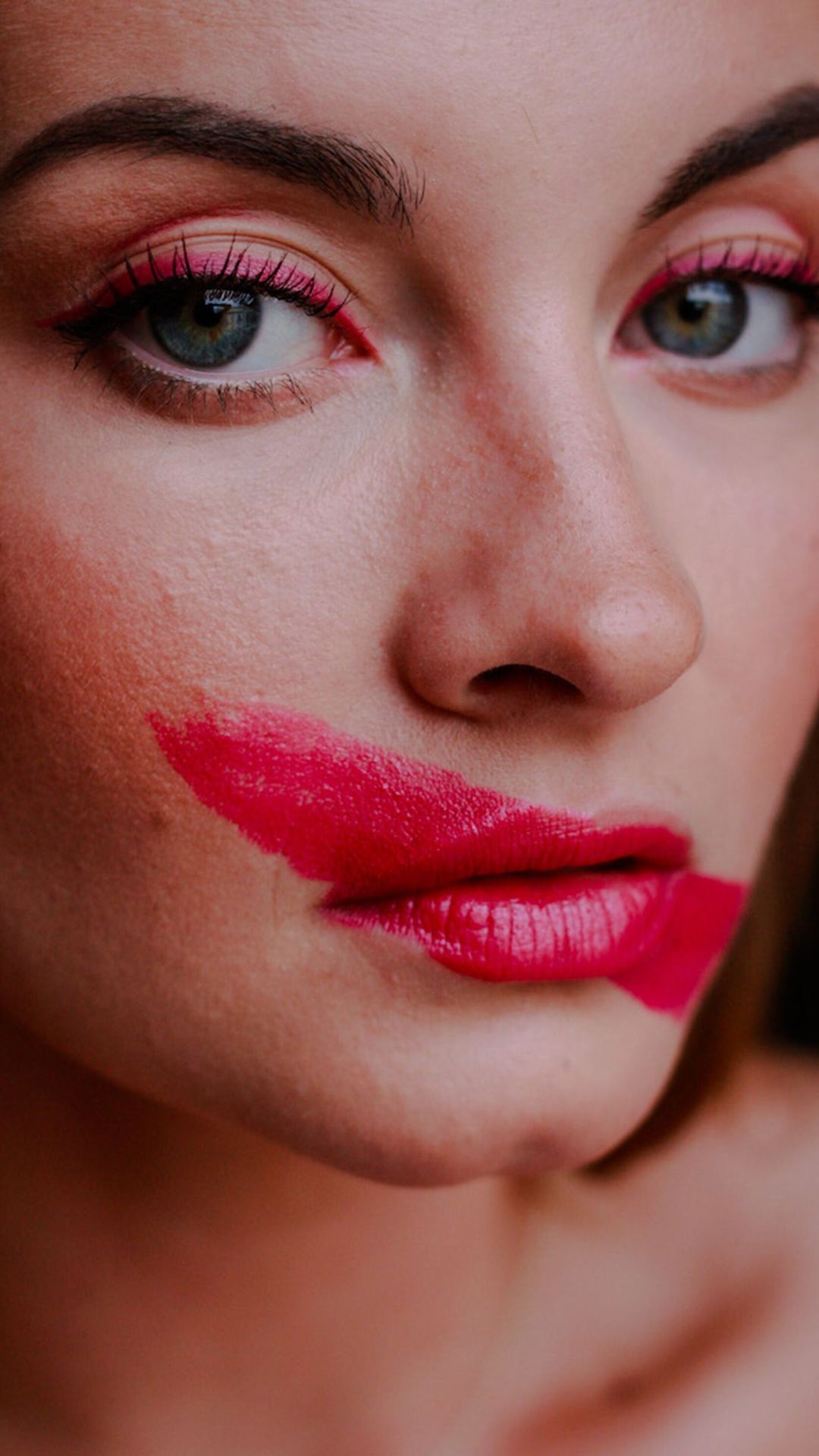 Zwischen Macht und Glamour: Der rote Lippenstift